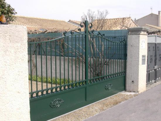 Portail AMBOISE coulissant aluminium vert avec rosaces et volutes, portail sur mesure fabriqué en France