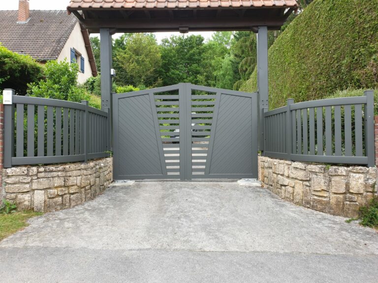 Portail aluminium ASCOTT deux battants avec clôture assortie, forme biaisée et remplissage ajouré, fabrication française Eurofactory