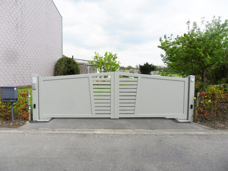 Portail ASCOTT deux battants aluminium blanc avec forme biaisée et remplissage ajouré, portail sur mesure fabriqué en France par Eurofactory