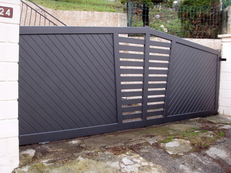 Portail ASCOTT coulissant en aluminium avec forme biaisée et remplissage ajouré, portail sur mesure fabriqué en France par Europortail Aluminium