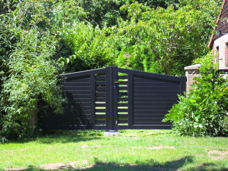 Portail ASCOTT deux battants aluminium gris avec remplissage en lames horizontales et forme biaisée, fabrication française