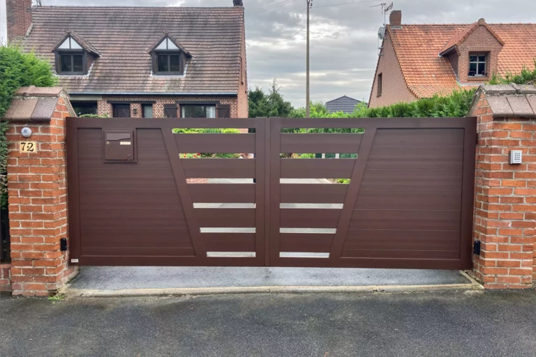 Portail DIEPPE deux battants aluminium marron avec lames 200 mm, ajourage central biais et boîte aux lettres intégrée directement dans le vantail, fabrication française sur mesure