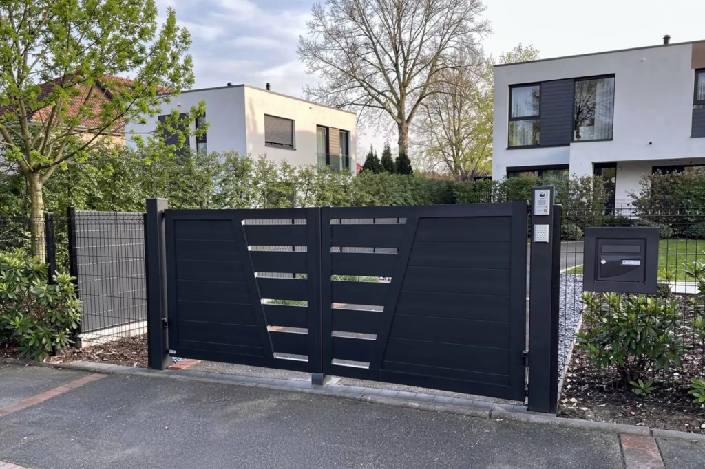 Portail DIEPPE deux battants en aluminium avec remplissage lames 200 mm, ajourage central en lattes 200 mm et traverses biais, portail sur mesure fabriqué en France par Eurofactory