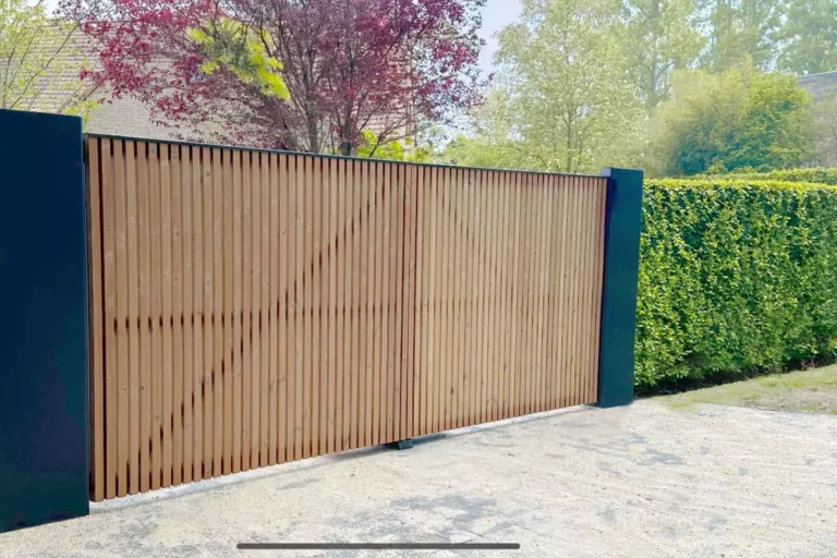 Portail aluminium soudé modèle GREENWICH Europortail Aluminium – fabrication française Eurofactory, 2 battants avec cadre alu thermolaqué, traverse biais intérieure et remplissage bois pin thermotraité carré en applique