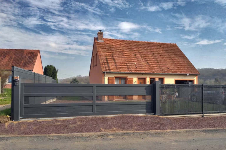 Portail coulissant aluminium LALOUBERE avec tôle perforée – fabrication française sur mesure Eurofactory