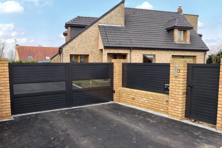 Portail battant aluminium LALOUBERE noir avec tôle perforée centrale – fabrication sur mesure Eurofactory