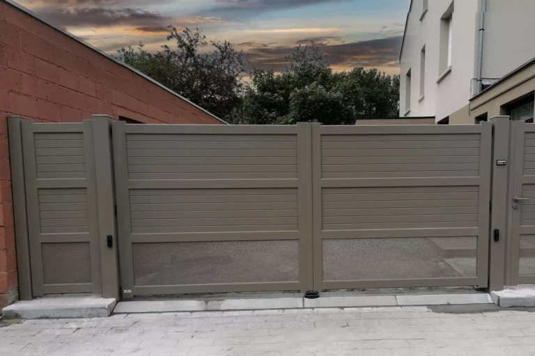 Portail aluminium battant LALOUBERE sur mesure avec tôle perforée basse – fabrication française Eurofactory