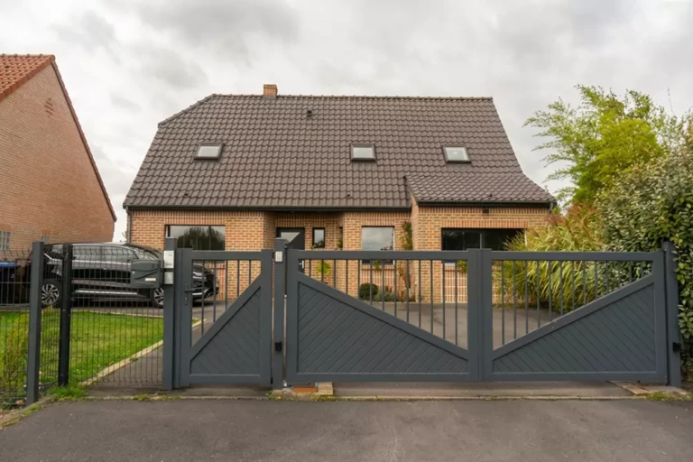 Portail battant aluminium Neubourg gris anthracite avec portillon assorti, remplissage bas en lames biaisées et tubes ajourés en partie haute