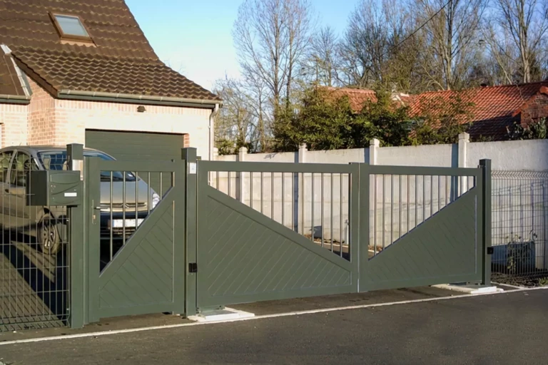 Portail battant aluminium Neubourg vert avec traverses biais et tubes ajourés, installation résidentielle
