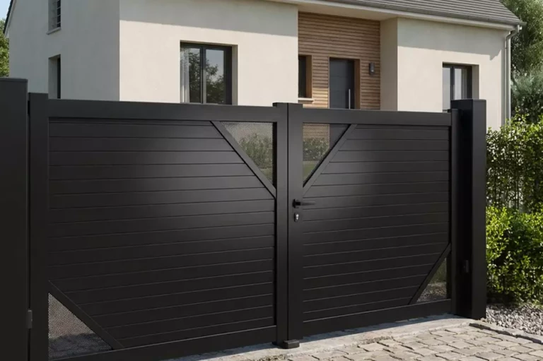 Portail battant aluminium POMPADOUR noir avec remplissage plein et tôle perforée – fabrication française Eurofactory