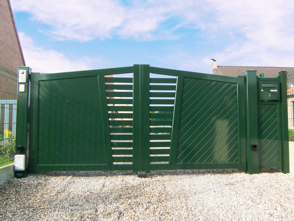 Portail ASCOTT deux battants en aluminium vert avec forme biaisée et remplissage ajouré, portail sur mesure fabriqué en France par Europortail Aluminium