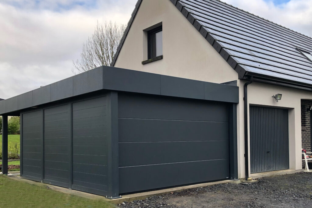 Carport Orion adossé à la maison avec bandeau Horizon, clôture Rambouillet et porte de garage - Eurofactory / Eurocarport Aluminium sur mesure