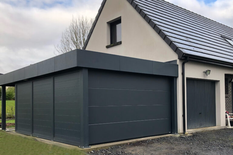 Carport Orion adossé à la maison avec bandeau Horizon, clôture Rambouillet et porte de garage - Eurofactory / Eurocarport Aluminium sur mesure