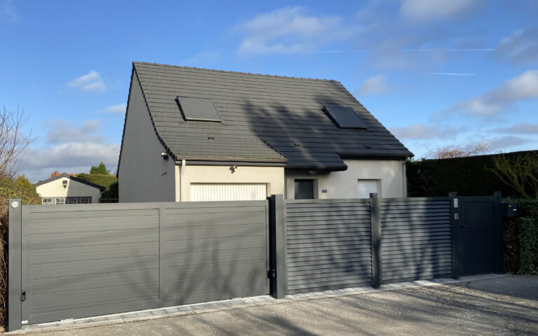 Portail coulissant motorisé Rambouillet et clôture Sarlande avec lattes inclinées - coloris 7016 FT - Eurofactory Europortail Aluminium