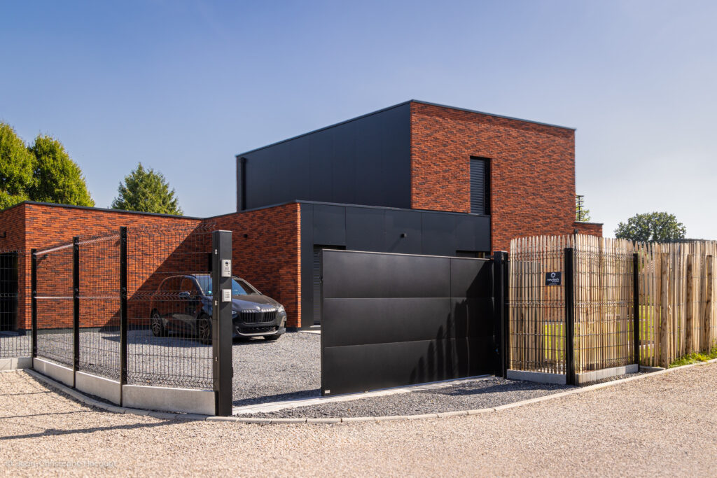 Portail coulissant aluminium modèle ÉQUINOXE sur rail noir RAL 9005 sur mesure – remplissage en tôle – fabrication française EUROFACTORY