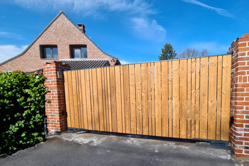 Portail Apache deux battants aluminium avec remplissage bois ajouré en pin thermotraité, portail sur mesure fabriqué en France par Eurofactory