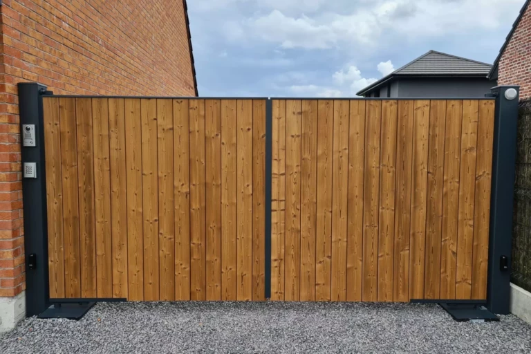 Portail ASPEN deux battants avec cadre aluminium et lattes verticales en pin thermotraité posées en applique, fabrication française Eurofactory