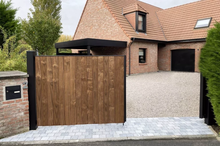 Portail ASPEN battant avec cadre aluminium noir et lattes bois verticales en pin thermotraité, portail sur mesure fabriqué en France