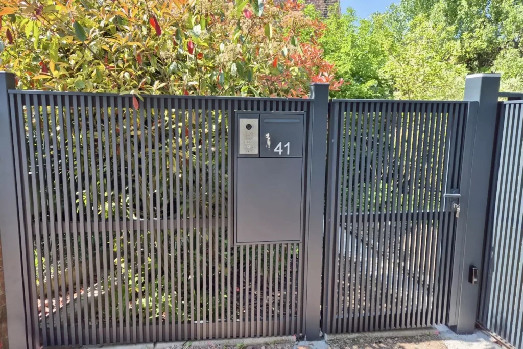 PORTAIL COULISSANT OSTENDE PORTILLON GACHE ELECTRIQUE CACHE CREMAILLERE POTEAUX LUMINEUX RAIL INOX BOITE A COLIS CONNECTE CLOTURE OSTENDE NUMERO DE RUE LASER CRYSTALIA GATES (2)