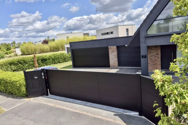 PORTAIL EQUINOXE CLOTURE EQUINOXE BOITE A COLIS CONNECTEE PORTE DE GARAGE EMBOUT LUMINEUX CHAPEAUX PLATS installation newtech fermetures à merignies (2)