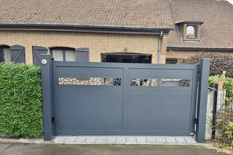 Portail coulissant aluminium ROYAN gris anthracite avec décor laser éclats – fabrication Eurofactory