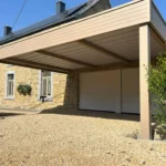 CARPORT-ADOSSE-2-PLACES-ALUMINIUM-SUR-MESURE-BANDEAU-AUTEUIL-installation-matterne-outdoor-belgique--min