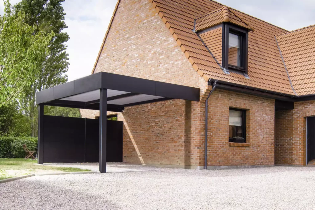 carport aluminium ORION adossé bandeau HORIZON noir 9005 avec brise-vue et clôture en kit lames larges Eurofactory