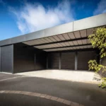 carport aluminium ORION autoporté bandeau HORIZON RAL 7016 avec brise-vue SARLANDE et abri en clôture kit lames larges toiture bac acier spots lumineux Eurofactory