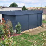 Carport ORION 20m² fabriqué par EUROFACTORY, avec bandeau HORIZON et toiture en bac acier, installé par Alunescence dans le Puy-de-Dôme.