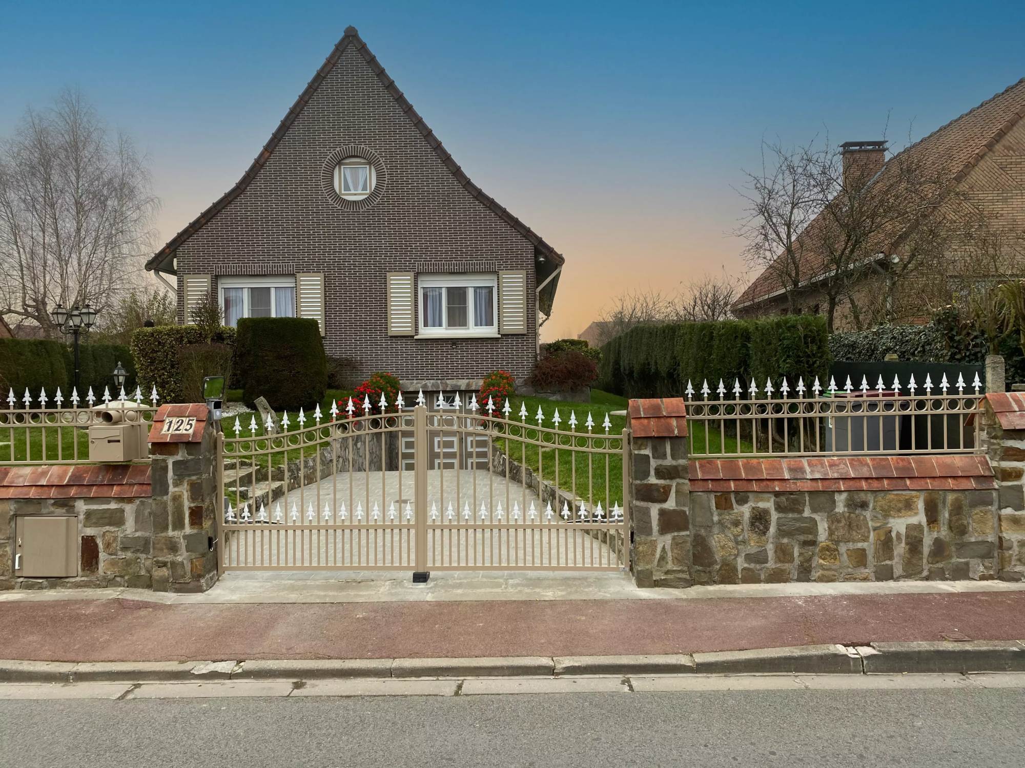 Portails et Clotures sur l'entrée d'une maison avec pointes et rangée de ronds