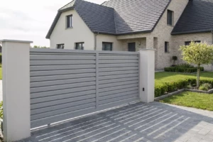 Portail aluminium coulissant TOULOUSE avec lames effet persienne – portail contemporain sur mesure