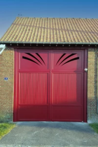 Porte aluminium rouge 2 battants avec découpe laser décorative