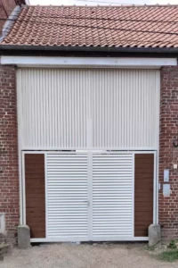 Porte aluminium 2 battants avec panneaux bois et imposte haute, modèle type SARLANDE