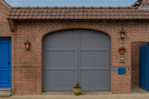 Porte de ferme sur-mesure en aluminium 2 battants, teinte gris foncé