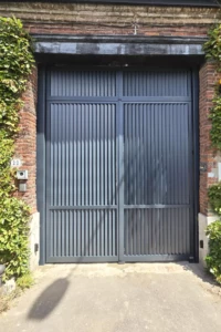 Porte cochère en aluminium 2 battants, modèle SARLANDE, avec lames verticales