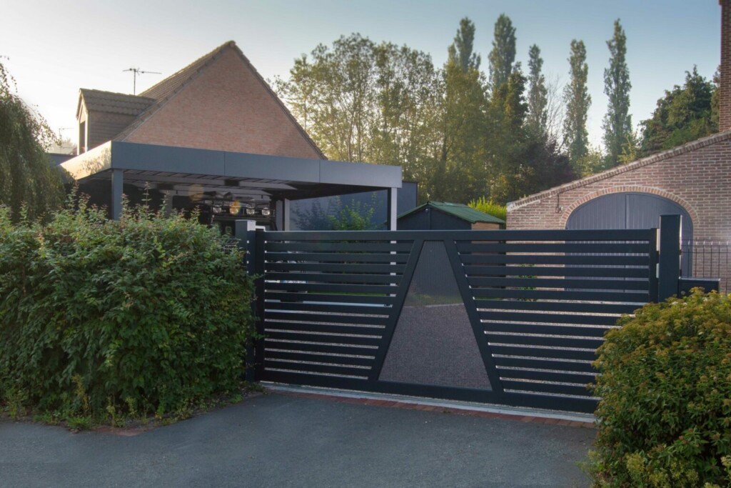 BERNAY-SPECIAL-COULISSANT-CARPORT-ISOLE-HORIZON-4-POTEAUX-SPOTS-GRIS-7016-5-1-1536x1024.jpg