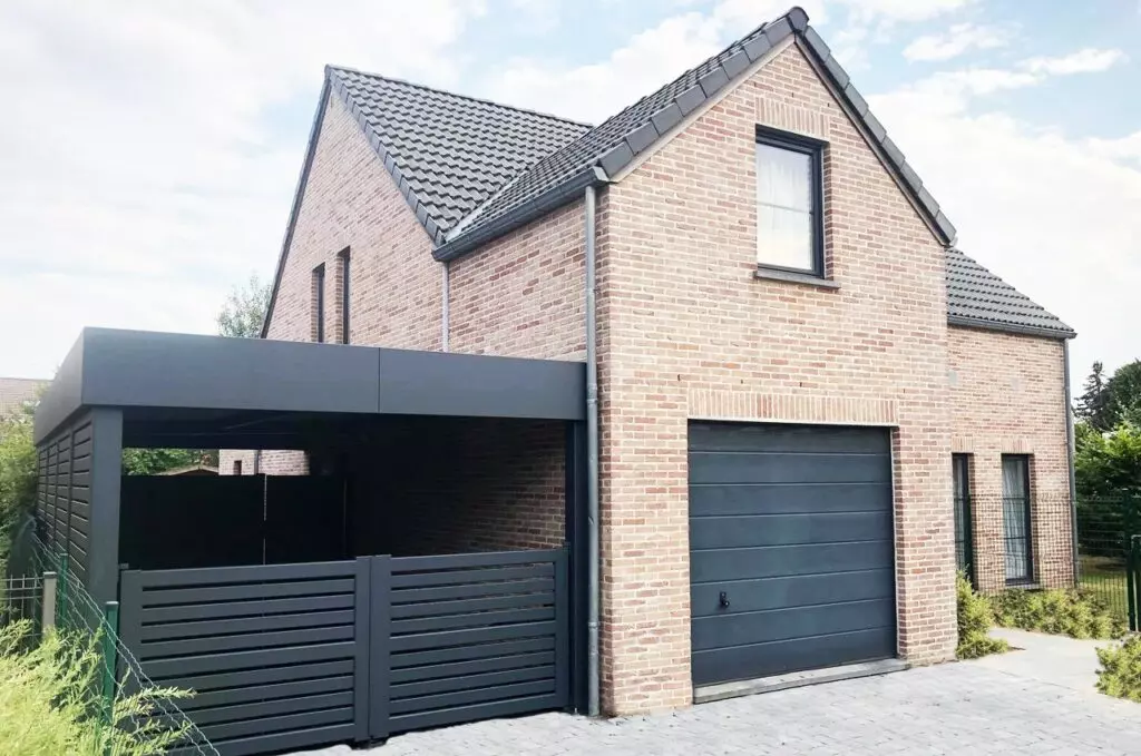 Carport aluminium ORION adossé sur mesure avec bandeau HORIZON et toiture bac acier – portail et brise-vues BELLERIVE ajourés intégrés – fabrication française EUROFACTORY