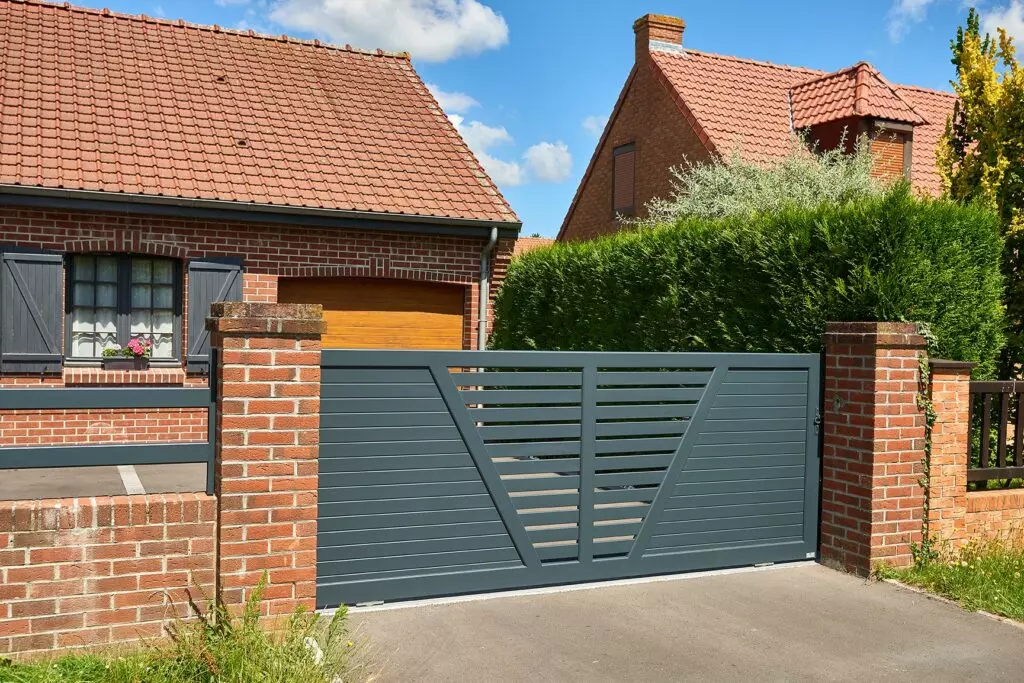 Portail coulissant aluminium modèle MARCILLY motorisé sur mesure – clôture double lisse assortie – gris RAL 7016 – fabrication française EUROFACTORY
