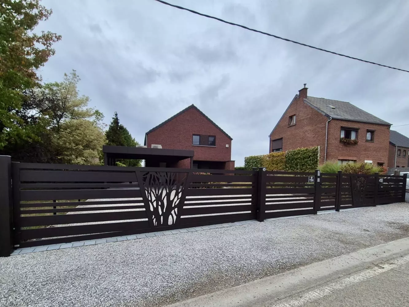Ensemble aluminium sur mesure à Autreppe : carport Orion semi-adossé, portail coulissant décor laser et clôture assortie brun gris RAL 8019 – réalisation Eurofactory Belgique