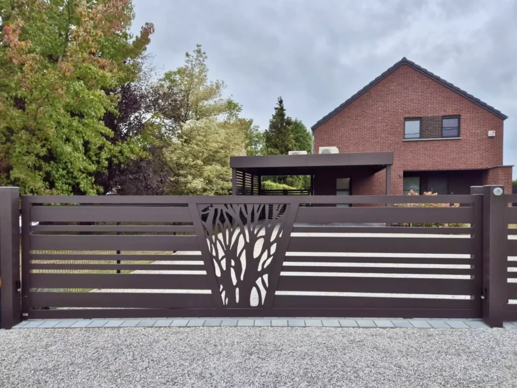 Portail aluminium sur mesure modèle Saumur avec décor laser, lames horizontales et finition brun gris RAL 8019 – réalisation Eurofactory à Autreppe Belgique
