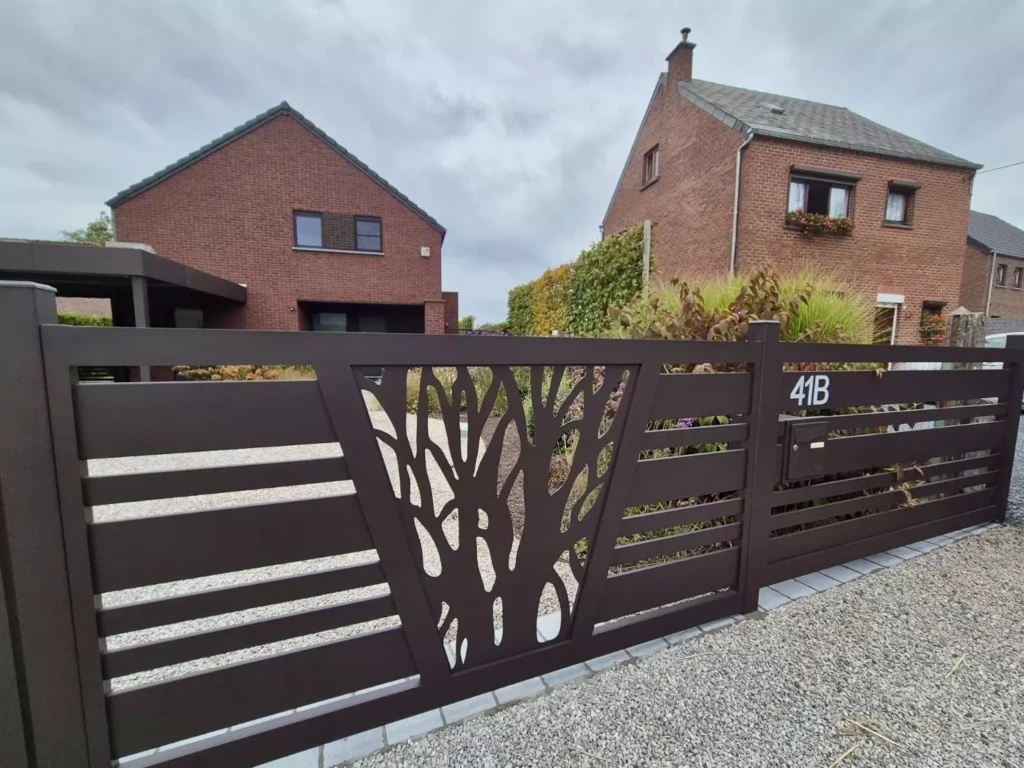 Portillon aluminium sur mesure avec décor laser assorti à la clôture et au portail, teinte brun gris RAL 8019 – fabrication et installation Eurofactory Belgique