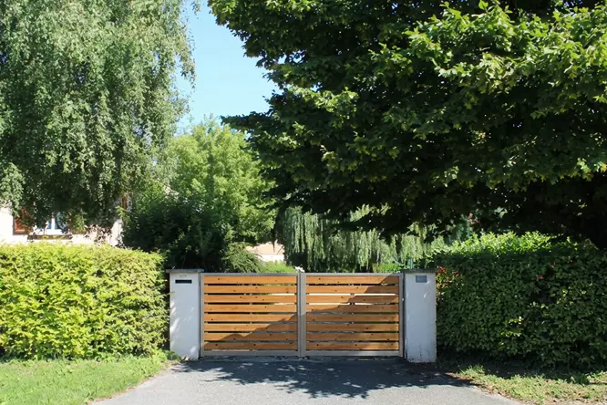 Portail aluminium ALTA battant avec cadre soudé et lattes bois ajourées – fabrication française Eurofactory