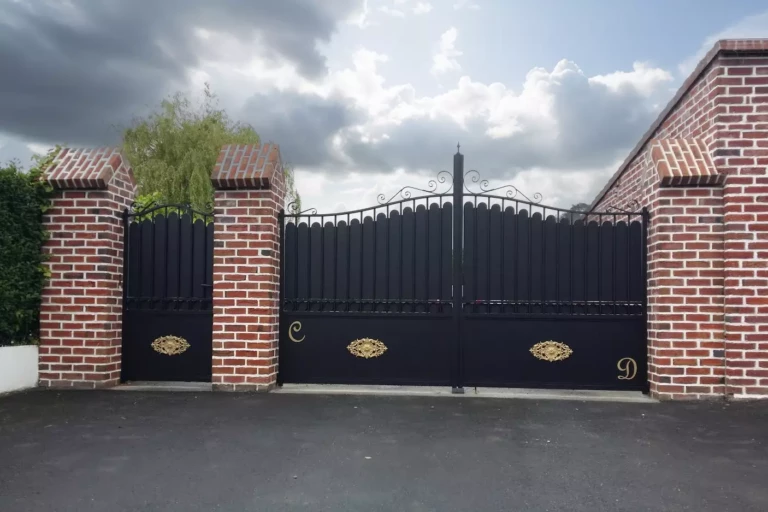 Portail AMBOISE deux battants aluminium noir avec rosaces dorées et volutes décoratives, fabrication française sur mesure Eurofactory