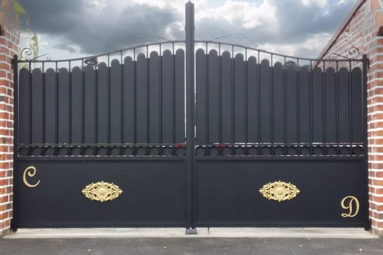 Portail AMBOISE deux battants en aluminium noir avec rosaces dorées et partie pleine en partie basse pour préserver l’intimité, fabrication française sur mesure Europortail Aluminium