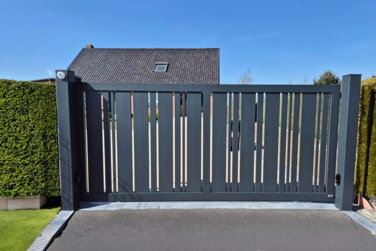 Portail coulissant DURANCE en aluminium ajouré avec alternance de lattes verticales de dimensions variables, portail sur mesure fabrication française par Eurofactory