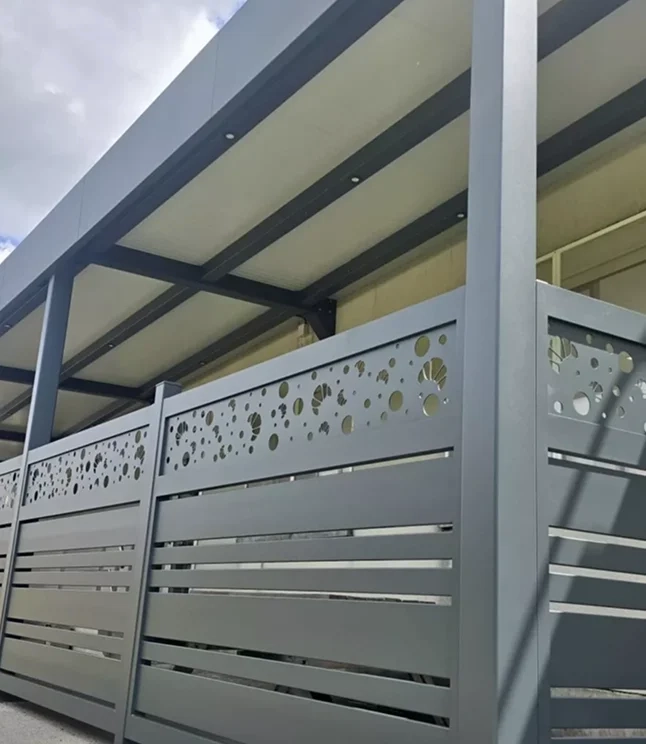 abri-moduleo-adosse-biais-bandeau-horizon-ral-7016-brise-vue-sarlande-et-mozaik-decoupes-angle-installation-labeuvriere-par-newtech-4-scaled 1
