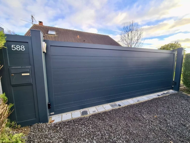 CAVAILLON COULISSANT TOTEM BAL NUMEROS DE RUE DECOUPE LASER RAL 7016 installation newtech fermetures ville rosult 59 (1)