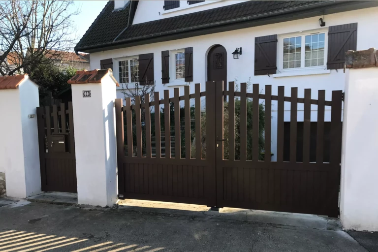 PORTAIL BATTANT MANUEL MAISON LAFFITE PORTILLON AVEC BOITE AUX LETTRES INTEGREE installation weisz