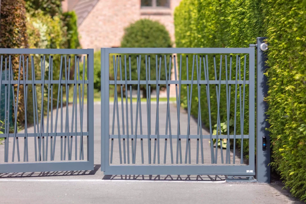 Portail aluminium contemporain BEAUMONT inspiration bois bambou – fabrication française sur mesure