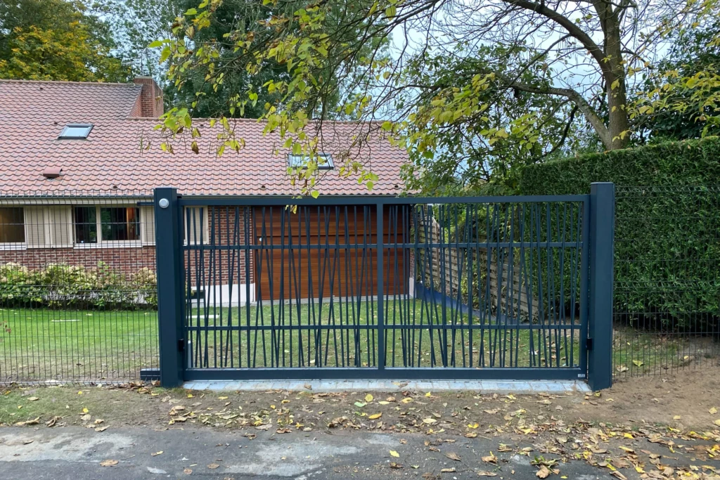 Portail aluminium battant BEAUMONT inspiration bambou – portail sur mesure fabrication française